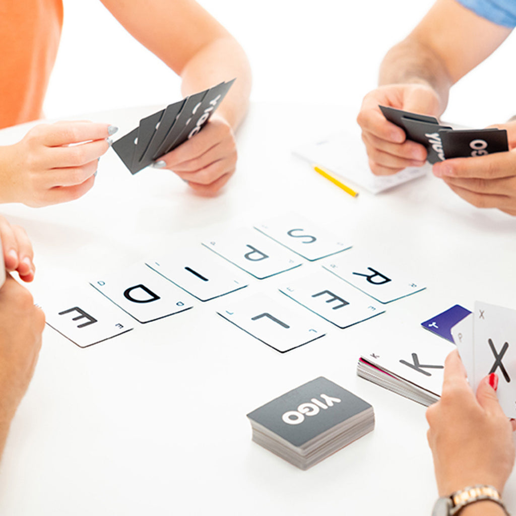 Friends playing games / 10 Reasons Why Word Games For Adults Are Great for Keeping a Sharp Mind
